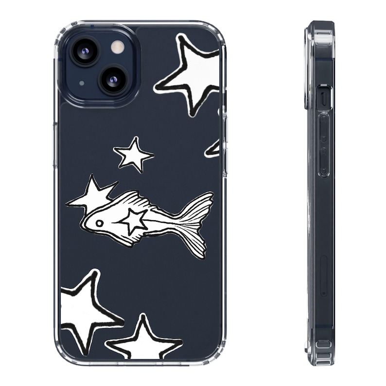 Puede incluir: Funda transparente para tel&eacute;fono con fondo azul marino y dise&ntilde;o de estrellas blancas y un pez. La funda tiene un borde transparente y una vista lateral de los botones.
