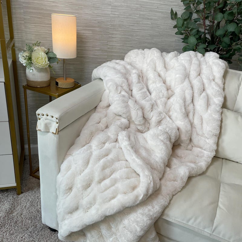 Machines washable faux fur blanket