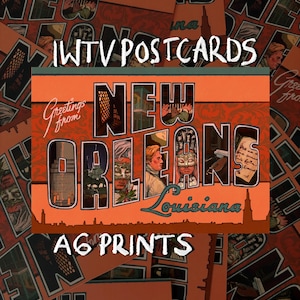 Könnte beinhalten: Eine Sammlung von A6-Drucken und Postkarten im Vintage-Design. Der zentrale Druck zeigt den Text "New Orleans Louisiana" in einer stilisierten Schriftart, mit Illustrationen der Stadt und dem Text "Greetings from". Der Hintergrund ist rot-orange.