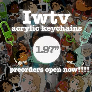 Pode incluir: Chaveiros de acrílico com desenhos de personagens de desenhos animados. Os chaveiros têm aproximadamente 5 cm e incluem fechos verdes e verde claro. O texto "Iwtv acrylic keychains preorders open now!!!!" é exibido.