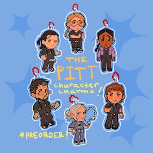 Puede incluir: Ilustración de siete amuletos de personajes de dibujos animados de "The Pitt". Cada amuleto presenta un personaje con uniforme quirúrgico con un lazo rojo para colgar. El texto "The Pitt character charms!" y "*PREORDER!" también son visibles sobre un fondo azul con acentos de estrellas.