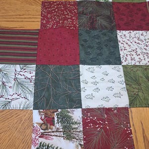 Pu&ograve; includere: Un runner da tavolo natalizio patchwork con vari motivi festivi. I quadrati presentano strisce rosse e verdi, aghi di pino, alberi di Natale e motivi floreali. Il runner &egrave; realizzato in tessuto ed &egrave; progettato per le festivit&agrave;.