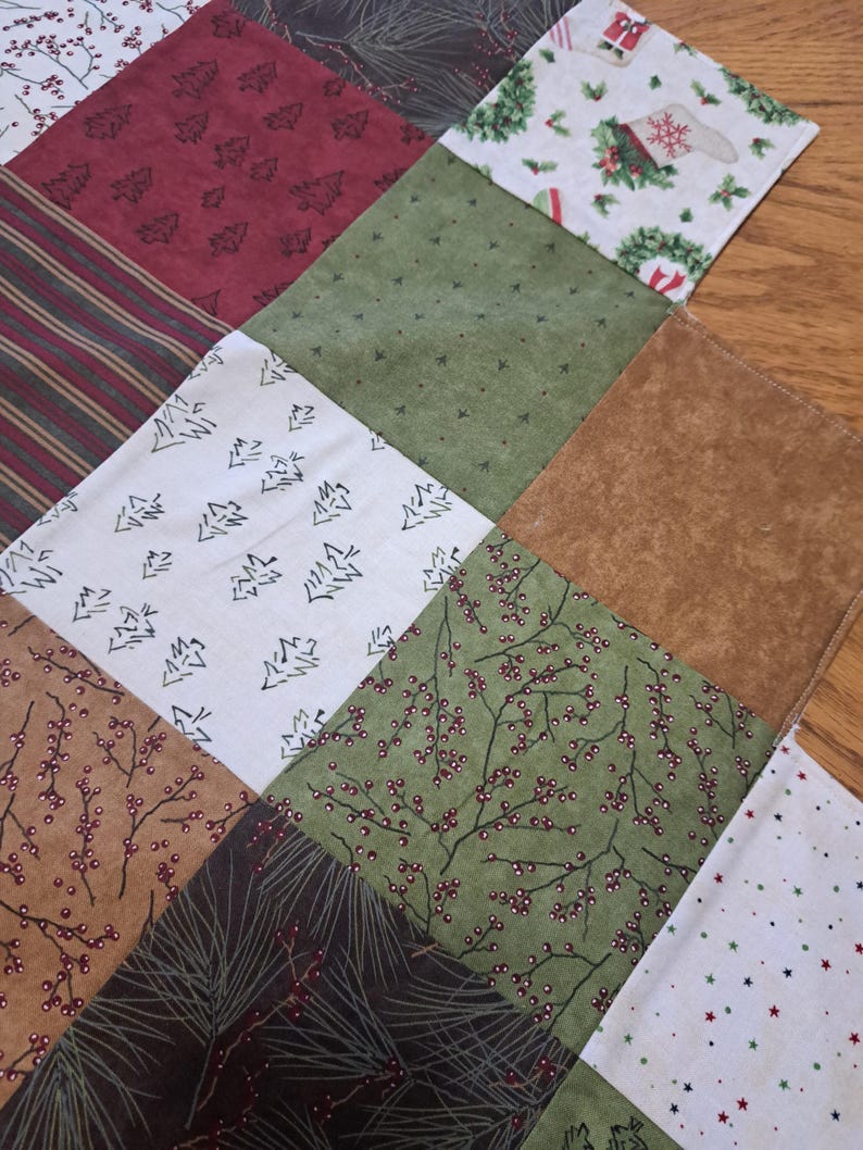 Pu&ograve; includere: Un tessuto patchwork a tema natalizio con vari motivi. I quadrati presentano disegni come alberi di Natale, bacche, strisce e stelle nei colori rosso, verde, marrone e bianco. Adatto per lavori artigianali stagionali.