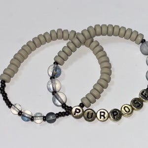 Zweck Armband Set - Perlen Stretch Armbänder mit Gold Buchstabenperlen | Inspirierender Schmuck | Erholungskleidung | Nüchternheit Geschenk