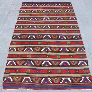 Alfombra de 4.7x8.1 pies, Alfombra vintage de área, Alfombra sólida Kilim roja