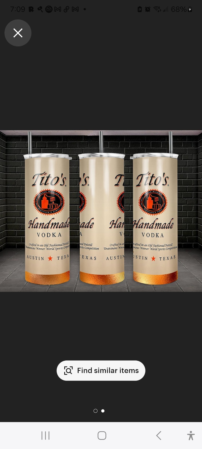 Peut inclure: Trois gobelets en acier inoxydable avec un fond cr&egrave;me et un logo Tito's Vodka noir et orange. Les gobelets ont une bordure dor&eacute;e et indiquent "Vodka artisanale" et "Austin, Texas".