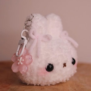 Llavero de peluche de Sakura de Mify hecho a mano: juguete suave y esponjoso rosa y blanco, regalo para ella, lindo regalo kawaii, amigurumi suave, regalo para mejor amiga.