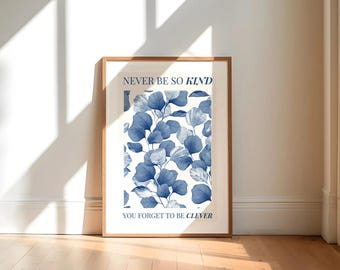 Blauwe poster met bloemencitaat | Never Be So Kind elegante quote print | Kamerdecoratie kust | Poster Beachy slaapzaal