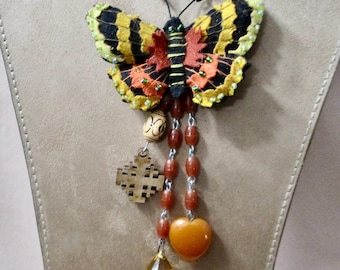 Oh, libertad: colgante vintage de mariposa con dijes de mariposa monarca, pieza única de ensamblaje vintage.