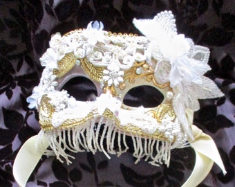 Venetian Mask Art 3D Vintage Assemblage Milady's Boudoir GLAM DECOR Sobremesa: Apliques, pedrería, lentejuelas, flores de tela, perlas, adornos