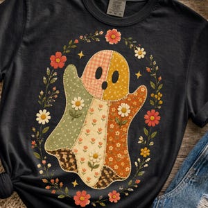 PNG de fantasma floral patchwork, diseño de camisa bohemia floral a cuadros para otoño, PNG de fantasma retro, sublimación de Halloween estilo preppy desgastado, PNG viral de moda