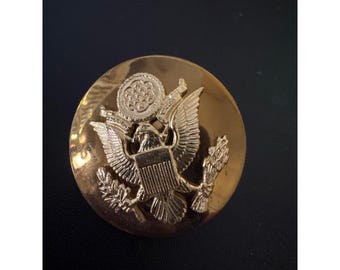 Gold Tone US Army cap insignia featuring the Great Seal of the United States