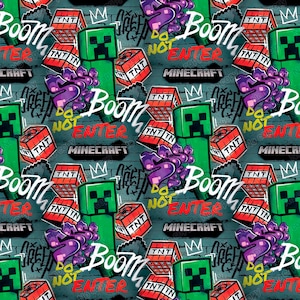 Op de afbeelding: Een herhalend patroon met groene Minecraft-personages, rode TNT-blokken en paarse graffiti-achtige tekst met de tekst "Boom" en "Do Not Enter". De achtergrond is een getextureerd grijs oppervlak.