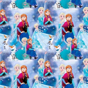 Puede incluir: Un patr&oacute;n repetitivo con personajes de la pel&iacute;cula animada "Frozen". El dise&ntilde;o incluye im&aacute;genes de Elsa, Anna, Olaf y copos de nieve, sobre un fondo azul claro. Los personajes est&aacute;n representados con sus trajes caracter&iacute;sticos.