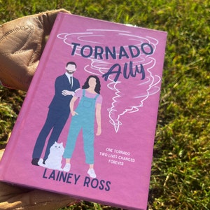 Podpisany egzemplarz specjalnej edycji Tornado Ally autorstwa Lainey Ross - Romans w małym miasteczku - Komedia romantyczna