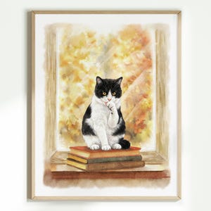 K&ouml;nnte beinhalten: Ein Aquarellgem&auml;lde einer schwarz-wei&szlig;en Katze, die auf einem Stapel von drei B&uuml;chern sitzt. Die Katze putzt ihre Pfote. Die Szene befindet sich vor einem Fenster mit einem verschwommenen Hintergrund aus herbstlichem Laub in warmen T&ouml;nen, gerahmt in hellem Holz.