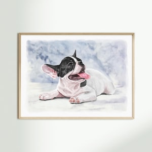 K&ouml;nnte beinhalten: Ein Aquarellgem&auml;lde einer Franz&ouml;sischen Bulldogge mit schwarz-wei&szlig;em Fell, die mit ge&ouml;ffnetem Maul und herausgestreckter Zunge liegt. Der Hund hat gro&szlig;e Ohren und ist vor einem weichen, hellblauen und wei&szlig;en Hintergrund in einem Rahmen dargestellt.