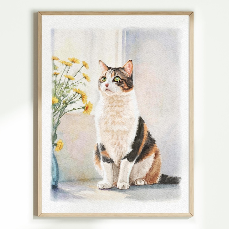 K&ouml;nnte beinhalten: Ein Aquarellgem&auml;lde einer dreifarbigen Katze, die aufrecht neben einer blauen Vase mit gelben Blumen sitzt. Die Katze hat wei&szlig;es, schwarzes und orangefarbenes Fell sowie gr&uuml;ne Augen. Das Bild ist in einem hellen Holzrahmen mit wei&szlig;em Rand gerahmt.