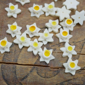 Vintage Flower Drops Carved Bovine Bone Flowers White Yellow Daffodil 8mm Flower Drops (10 pcs) HP65