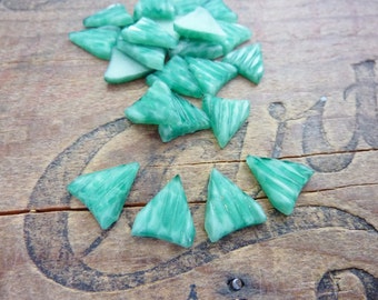 Vintage glasstrass 14 x 11 mm driehoek jadegroen marmer art-decosteentjes (4 stuks)