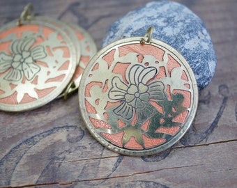 Lichtgewicht sierlijke koperen hanger met oranje leren achterkant, diameter 1-3/4 inch (1 stuks) KA2