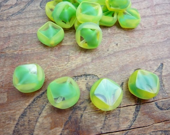 Vintage tafelgeslepen glaskraal Givre Duitse glaskraal geelgroen West-Duitse kraal (4 kralen) H518