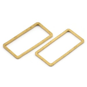 Può includere: Due anelli di salto rettangolari in metallo color oro. Gli anelli sono aperti e pronti per essere utilizzati per la creazione di gioielli o altri lavoretti.