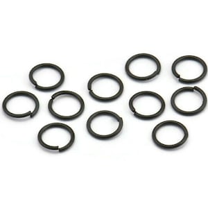 Puede incluir: Un juego de 10 anillos de salto negros. Los anillos son pequeños y redondos, y son perfectos para la elaboración de joyas u otras manualidades.