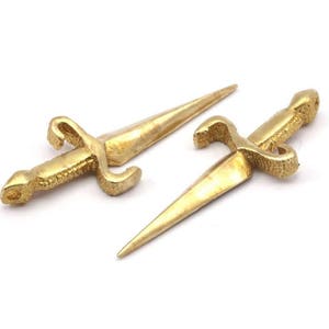 Riddarsvärdshänge, svärdshängen i rå mässing (50 x 19 mm) N0225
