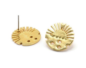 Könnte beinhalten: Ein Paar goldfarbene Ohrringe mit einem Sonnenstrahl-Design und ausgeschnittenen Sternen. Die Ohrringe sind schlicht und elegant.