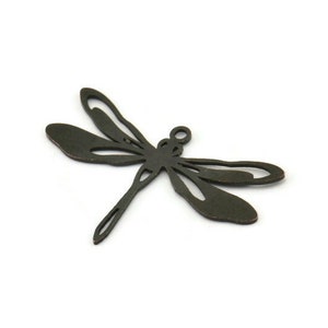 Op de afbeelding: Een zwarte metalen libel charm met ingewikkelde uitsnijdingen. De charm heeft een gat aan de bovenkant om te bevestigen aan sieraden of andere knutselwerkjes.