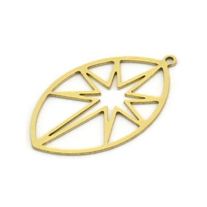 以下が含まれることがあります： 星形のデザインの金色の金属製ペンダント。ペンダントは楕円形で、上部に吊り下げ用の穴があります。