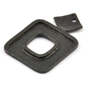 Op de afbeelding: Zwarte metalen vierkante hanger met een kleinere vierkante uitsparing in het midden. De hanger heeft een getextureerd oppervlak en een klein, puntig stuk metaal dat aan de bovenkant is bevestigd.