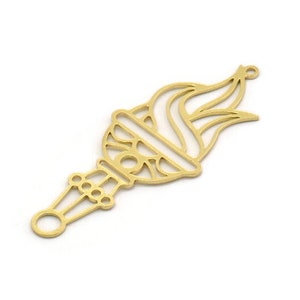 Op de afbeelding: Goudkleurige metalen bedel in de vorm van een toorts met een vlamontwerp. De bedel heeft een gat aan de bovenkant om aan een ketting of armband te bevestigen.