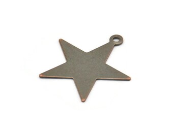 Peut inclure: Un charme en métal en forme d'étoile de couleur cuivre avec une boucle en haut pour l'accrocher. L'étoile est une étoile à cinq branches avec une finition légèrement vieillie.