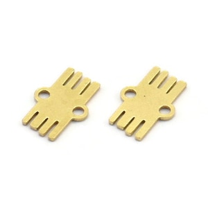 Puede incluir: Dos piezas de conexión de metal de color dorado con cinco clavijas a cada lado. Las piezas tienen dos agujeros en la parte superior.
