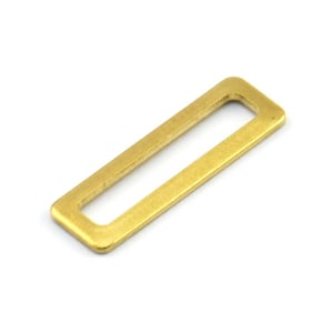 Può includere: Un rettangolo di metallo color oro con un foro rettangolare al centro. Si tratta di una fibbia in metallo per un cinturino o una cintura.