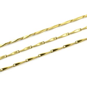 Puede incluir: Tres cadenas de oro con un patrón de eslabones retorcidos en forma de diamante.