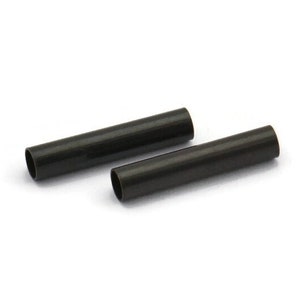 Pode incluir: Dois tubos cilíndricos cinza escuro são colocados diagonalmente sobre um fundo branco. Os tubos têm um centro oco e um acabamento liso e fosco. Parecem ser feitos de um material sólido.