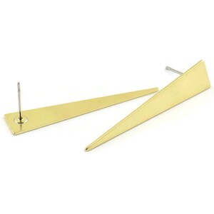 Peut inclure: Une paire de boucles d'oreilles en forme de triangle dorées avec une fermeture à tige.