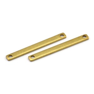 Puede incluir: Dos conectores de barra de metal de color dorado con dos agujeros cada uno. Las barras son planas y tienen un acabado cepillado.