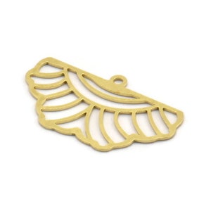 Peut inclure: Pendentif en métal doré avec un motif décoratif en forme d'éventail. Le pendentif a un trou en haut pour attacher une chaîne ou un cordon.