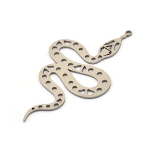Könnte beinhalten: Ein silberner Schlangenanhänger aus Metall mit geometrischem Design und einer Öse zum Anbringen an einer Halskette oder einem Armband.