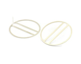 Puede incluir: Un par de pendientes de aro de plata con un diseño simple y moderno. Cada pendiente tiene un marco circular con dos líneas paralelas en el centro.