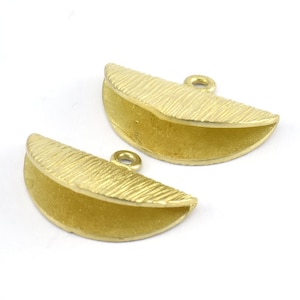 Half Moon Crimp, 6 Raw Brass Textured Ribbon Crimp End With 1 Loop, Findings (20x13mm) E589