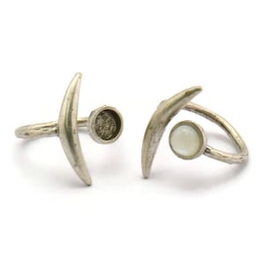 Antike versilberte Messing Mond Ring, 2 Silber Mond Ringe mit 1 Stein Setting - Pad Größe 6 mm N1283
