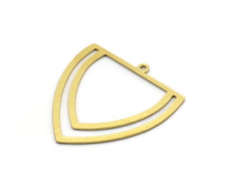 Könnte beinhalten: Ein goldfarbener Metallanhänger mit einer doppelschichtigen, dreieckigen Form. Der Anhänger hat oben eine kleine Öse zum Anbringen einer Kette oder Schnur.