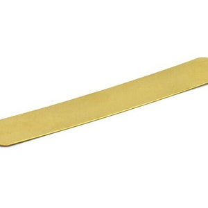 Op de afbeelding: Een lange, dunne, platte, gouden metalen bladwijzer met afgeronde uiteinden.