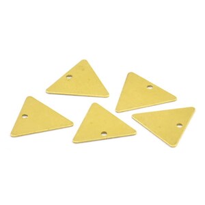Peut inclure: Six breloques en métal de forme triangulaire de couleur dorée avec un petit trou au centre de chaque breloque.