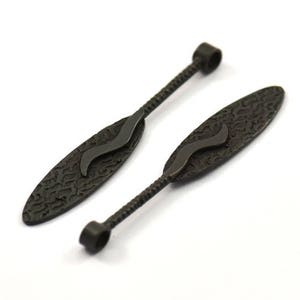 Czarna owalna zawieszka, 1 oksydowana mosiężna czarna teksturowana zawieszka z owalnym pustym elementem i 1 pętelką (52 x 8 mm) N0406 S440